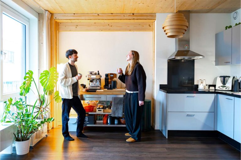 Lees meer over het artikel Wonen in hout: Julian en Anna over thuiskomen tussen hout en groen